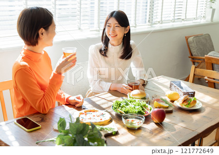 女性の友達とランチ 女性の友達とランチ 121772649