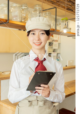 女性 店員 カフェ 女性 店員 カフェ 121772729