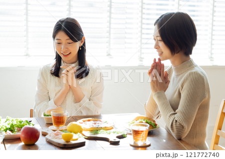 女性の友達とランチ 121772740