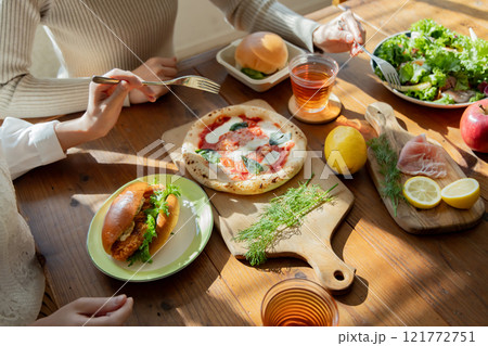 女性の友達とランチ 121772751