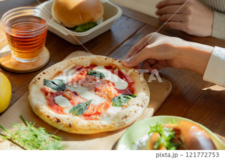 ランチ 斜俯瞰 ランチ 斜俯瞰 121772753