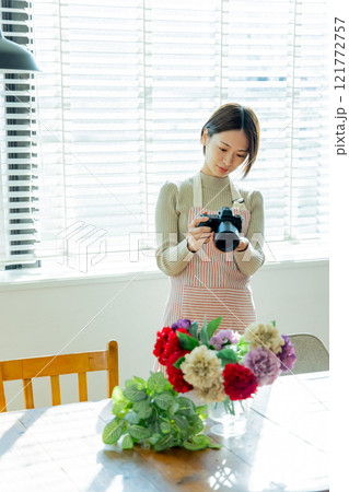 カメラを持つ女性 121772757