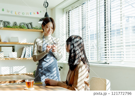 カフェでオーダーを聞く女性スタッフ 121772796
