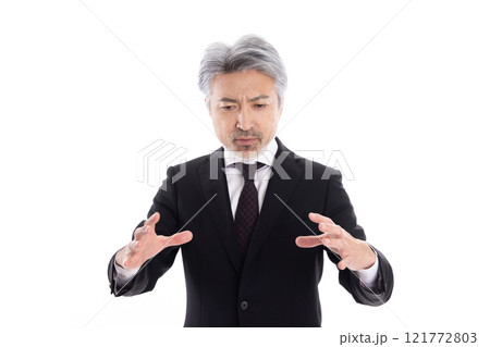 手中に収める男性【合成用】 121772803