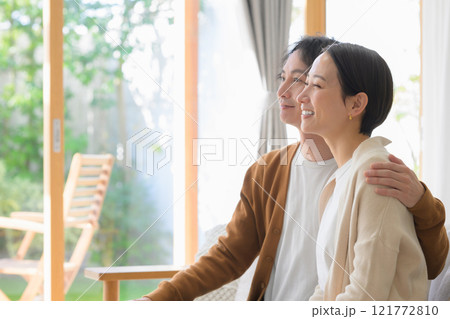 リビングで寛ぐ男女 121772810