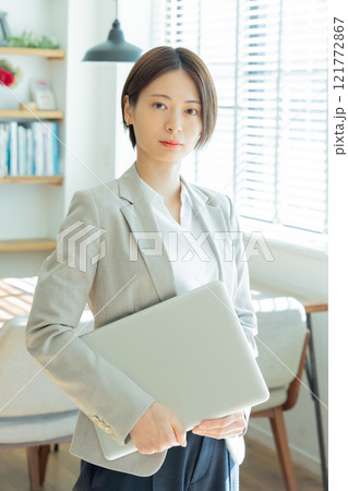 デザイナーズオフィスで働く若い女性 デザイナーズオフィスで働く若い女性 121772867