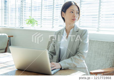 コワーキングスペースで働く女性 121772868