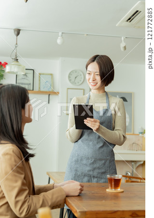 カフェでオーダーを聞く女性スタッフ 121772885