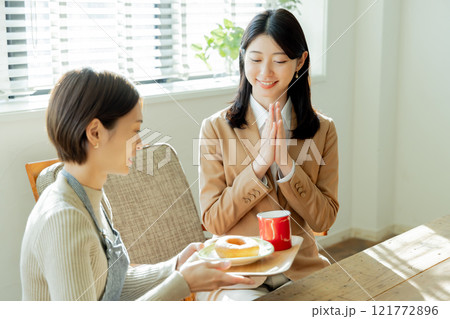 カフェ　オーダー　ドーナツ　コーヒー 121772896