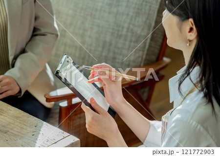 カフェで注文 121772903