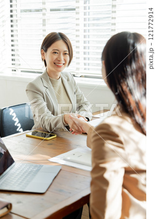 握手をする二人のビジネスウーマン 121772914