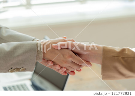 握手をする二人のビジネスマン 握手をする二人のビジネスマン 121772921