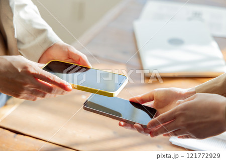 デジタルで○○を交換するシーン 121772929