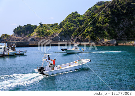 ヒリゾ浜渡船の漁船に乗って、海に出るスキンダイバー、シュノーケラーたち。 賀茂郡南伊豆町中木ヒリゾ浜 121773008