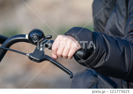 自転車に乗る子供の手 自転車に乗る子供の手 121773025