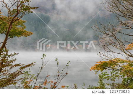 紅葉の箱根　芦ノ湖 121773026