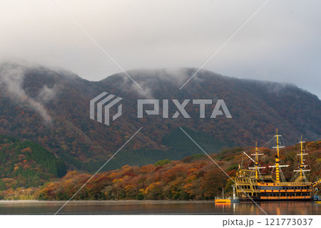 紅葉の箱根　芦ノ湖 121773037