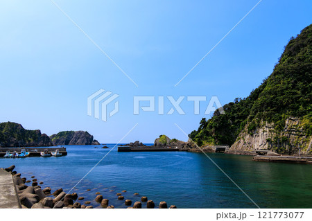 早朝の中木港。 大きな大根島と小さな丘ハヤマ岩礁、沖ハヤマ岩礁が見える。 賀茂郡南伊豆町中木ヒリゾ浜 121773077