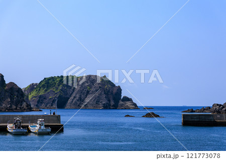 早朝の中木港。 大きな大根島と小さな丘ハヤマ岩礁、沖ハヤマ岩礁が見える。 賀茂郡南伊豆町中木ヒリゾ浜 121773078