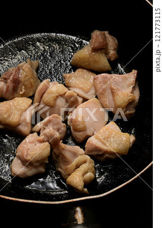 鶏もも肉を焼いている様子 121773115
