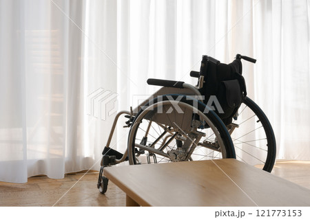 部屋に置かれた車椅子 121773153