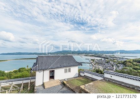 熊本県天草郡　富岡城越しに見る富岡の町並み 121773170