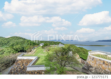 熊本県天草郡　富岡城越しに見る周辺の風景 121773171