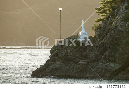 熊本県天草市 世界遺産﨑津集落のシンボル 夕日に照らされる海上マリア像 熊本県天草市 世界遺産﨑津集落のシンボル 夕日に照らされる海上マリア像 121773181