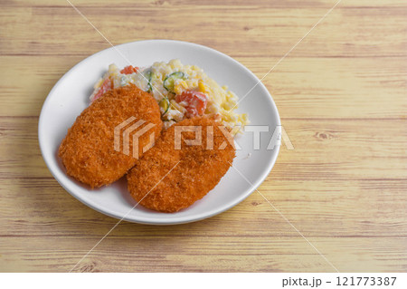 コロッケとポテトサラダ 121773387