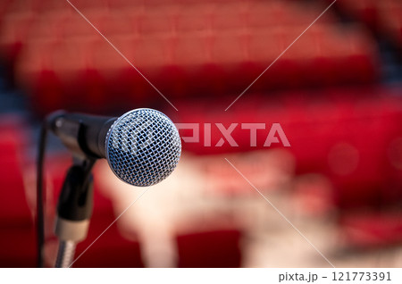 講演会前の静けさ 121773391