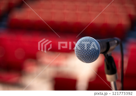 講演会前の静けさ 121773392
