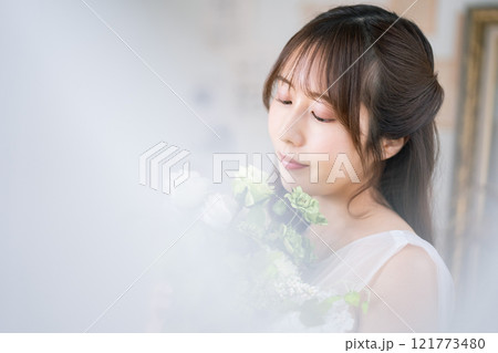 ウエディングドレスを着た黒髪ロングヘアの若い女性 ウエディングドレスを着た黒髪ロングヘアの若い女性 121773480