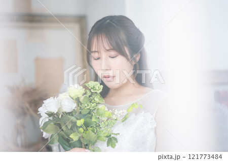 ウエディングドレスを着た黒髪ロングヘアの若い女性 ウエディングドレスを着た黒髪ロングヘアの若い女性 121773484