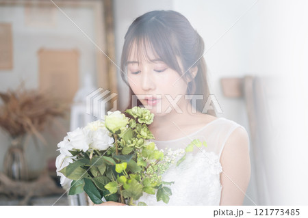 ウエディングドレスを着た黒髪ロングヘアの若い女性 ウエディングドレスを着た黒髪ロングヘアの若い女性 121773485