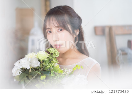 ウエディングドレスを着た黒髪ロングヘアの若い女性 121773489
