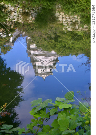 姫路城・大天守・水鏡(兵庫県・姫路市) 姫路城・大天守・水鏡(兵庫県・姫路市) 121773664
