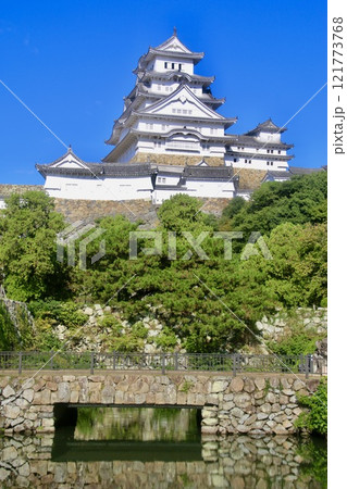 姫路城・大天守・水鏡（兵庫県・姫路市） 121773768