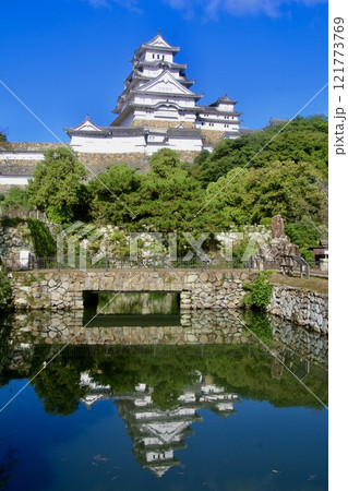 姫路城・大天守・水鏡(兵庫県・姫路市) 姫路城・大天守・水鏡(兵庫県・姫路市) 121773769