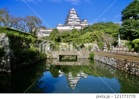 姫路城・大天守・水鏡(兵庫県・姫路市) 姫路城・大天守・水鏡(兵庫県・姫路市) 121773770