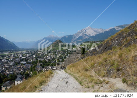 トゥルビヨン城からシオン　スイス 121773924