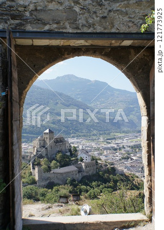 ヴァレール教会、トゥルビヨン城の門から　シオン　スイス 121773925