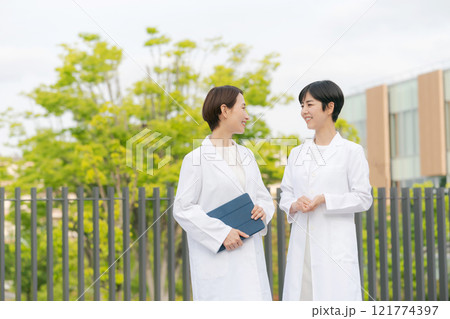 笑顔で話す白衣の女性達 笑顔で話す白衣の女性達 121774397