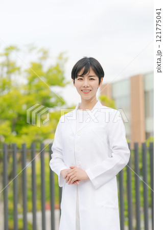 腕組みをする白衣の女性 腕組みをする白衣の女性 121775041