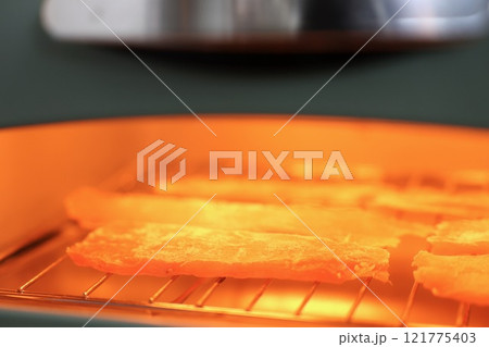 干し芋をオーブントースタで焼く 干し芋をオーブントースタで焼く 121775403