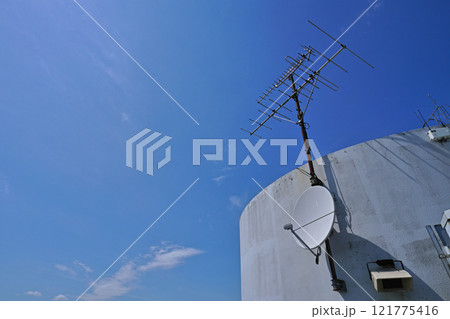屋上のテレビアンテナとパラボラアンテナ 121775416