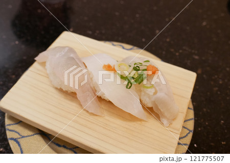 白身三貫盛り　鯛　かわはぎ　ひらめ 121775507