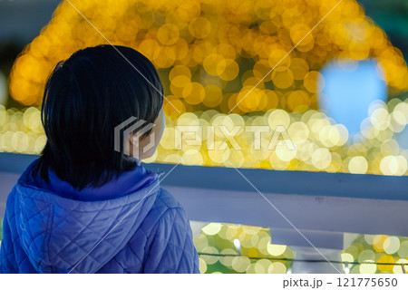 イルミネーションを眺める女の子 イルミネーションを眺める女の子 121775650