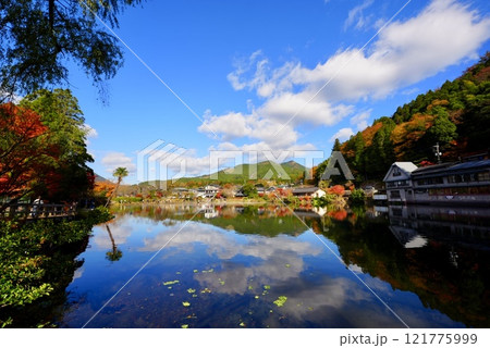紅葉に染まる金鱗湖の風景 121775999