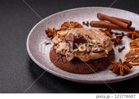 Sweet oatmeal cookies with buttercream or peanut butter Sweet oatmeal cookies with buttercream or peanut butter 121776007