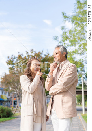 シニア　カップル 121776123